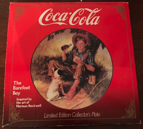 7425-1 € 25,00 coca cola aardewerk bord afb jongen met hond bij boom Lim edition 1986.jpeg